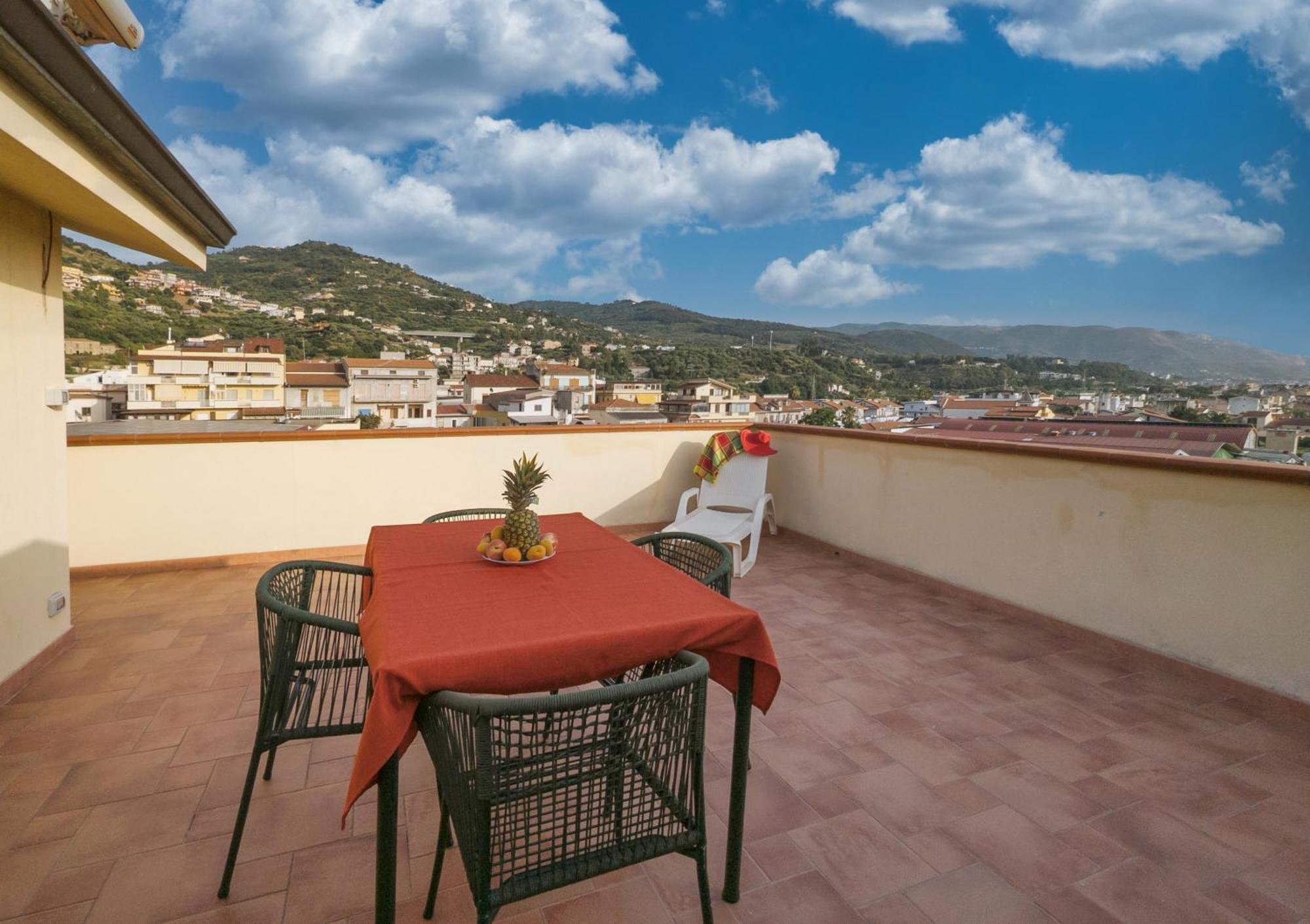 Magico Apartments - 450M Dalla Spiaggia Capo dʼOrlando エクステリア 写真