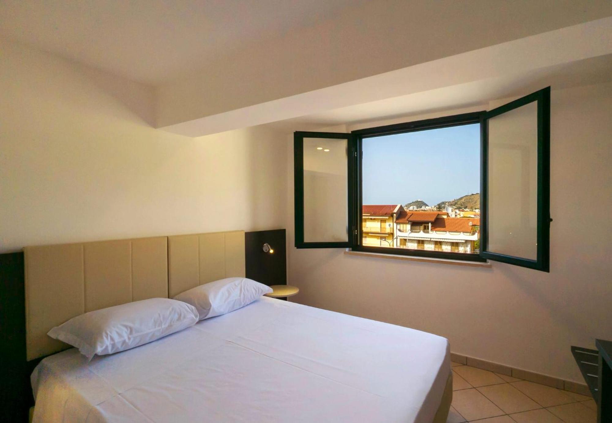 Magico Apartments - 450M Dalla Spiaggia Capo dʼOrlando エクステリア 写真